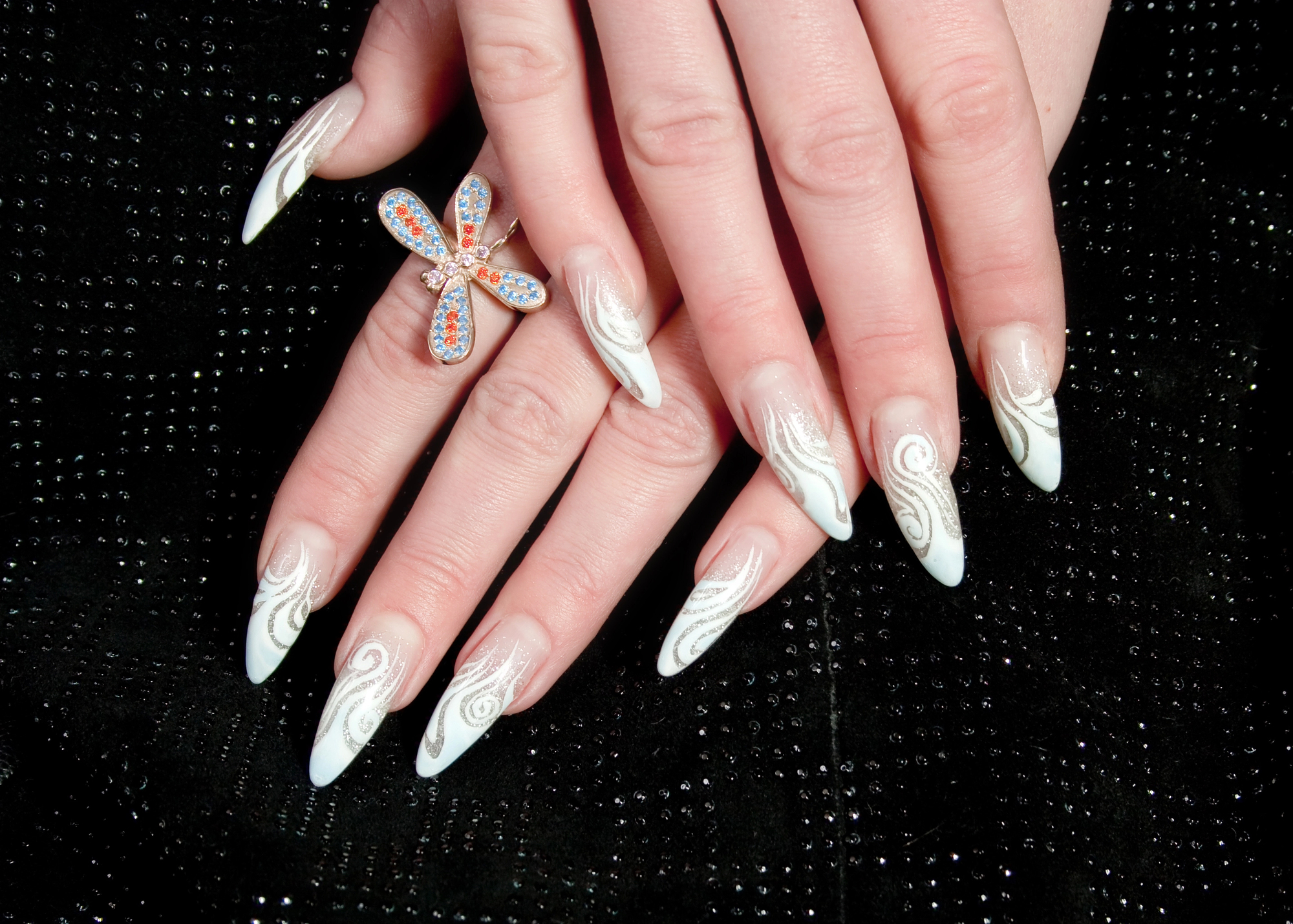 Minimalist nude glossy nails